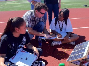 James Lick science teacher David Porter explains how to measure output from photovoltaic cells. (Fensterwald photo) 